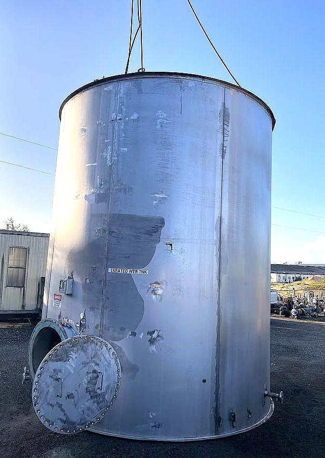 Used 10,557 GALLON STAINLESS STEEL VERTICAL TANK