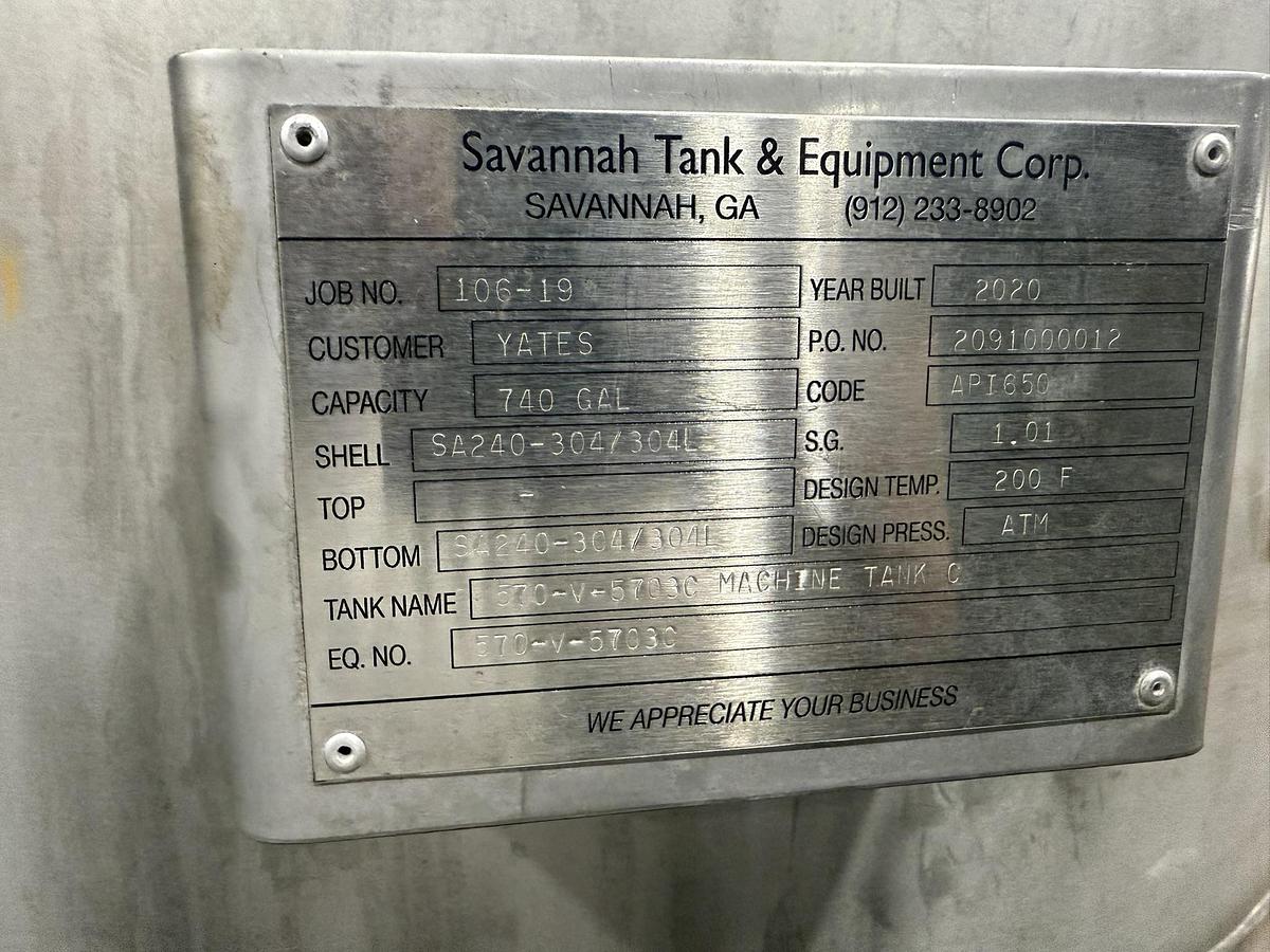 Used 740 GALLON 304 STAINLESS STEEL TANK 4' DIAMETER X 8' TALL