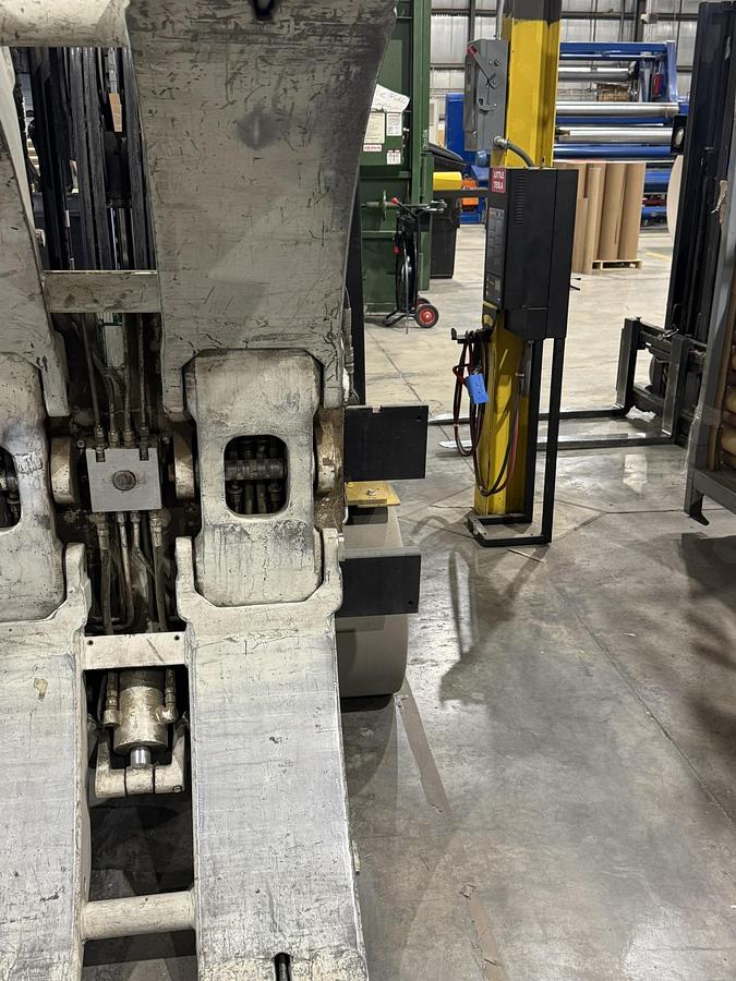 Used 12000 LB YALE ELECTRICL ROLL CLAMP TRUCK WITH CASCADE CLAMP MODEL ERC120VHN48TE094