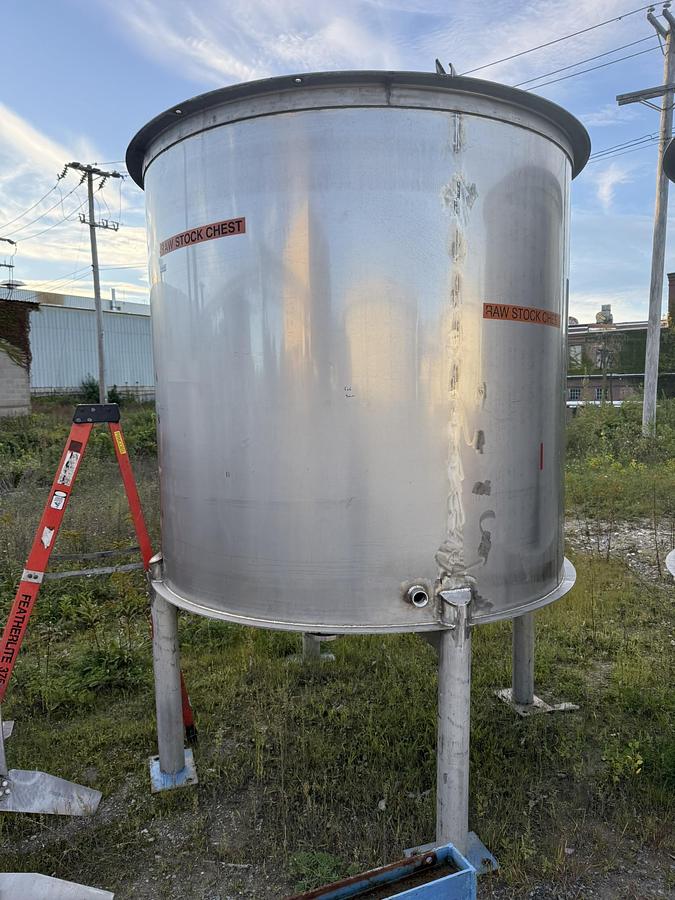 Used 304 STAINLESS STEEL TANK 5' DIAMETER X 6' TALL PLUS LEGS (9')