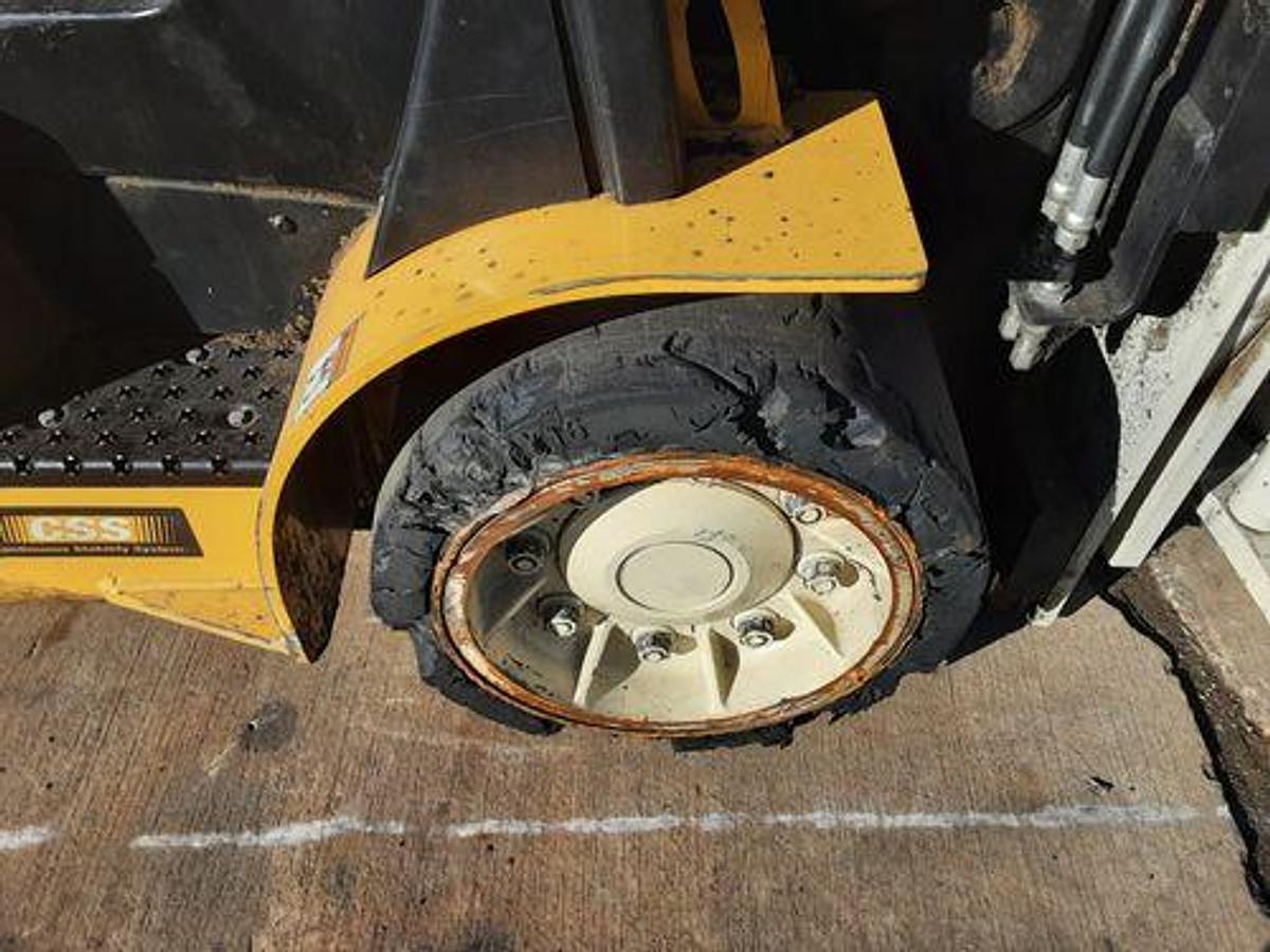 Used 12000 LB YALE MODEL GLC120 4-WAY HYDRAULICS ROLL CLAMP READY