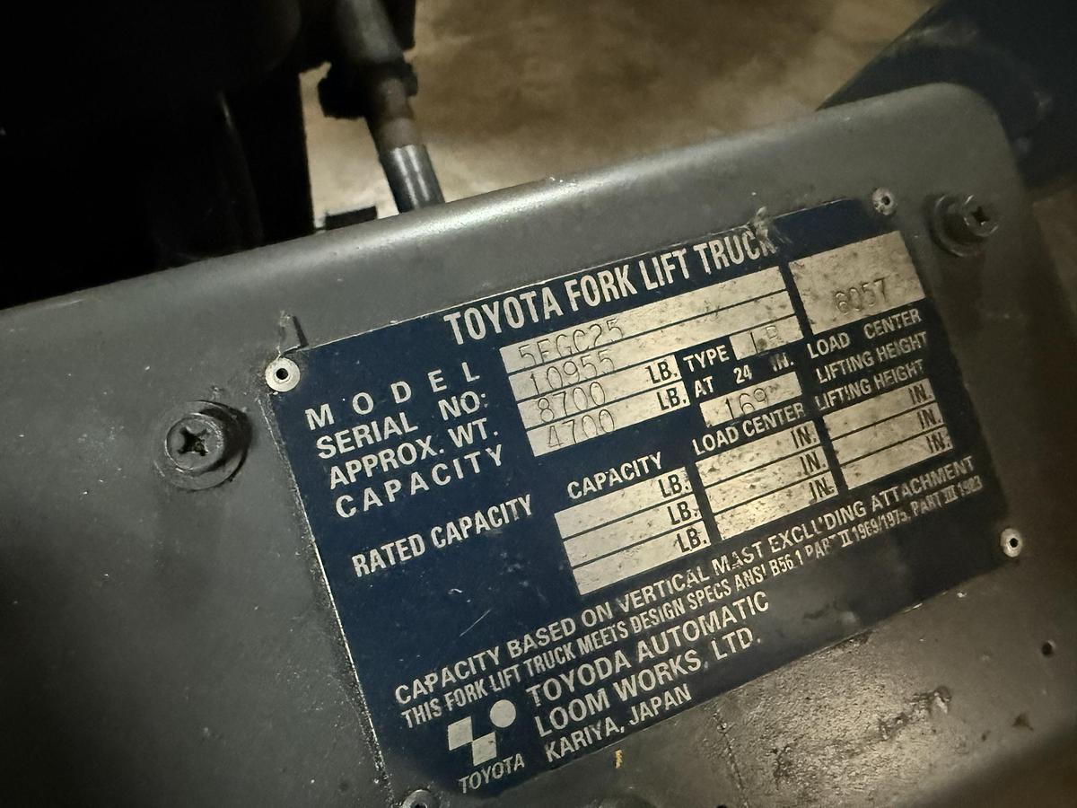 Used 5,000 POUND TOYOTA 5FGC25 FORKLIFT TRIPLE STAGE MAST