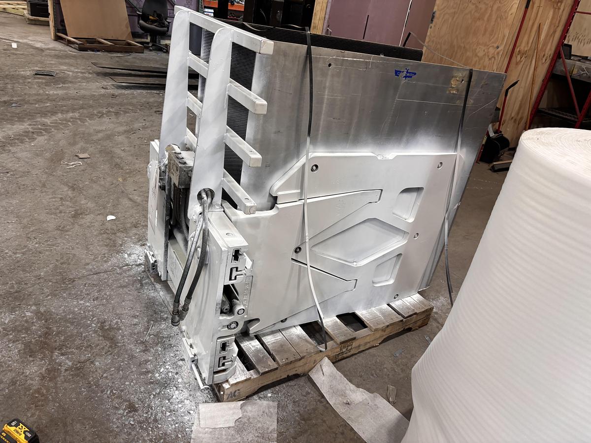 Used CASCADE R25D-CCB-350 CARTON CLAMP ATTACHMENT CLASS II 2,500 POUND CAPACITY MANUFACTURED 2016