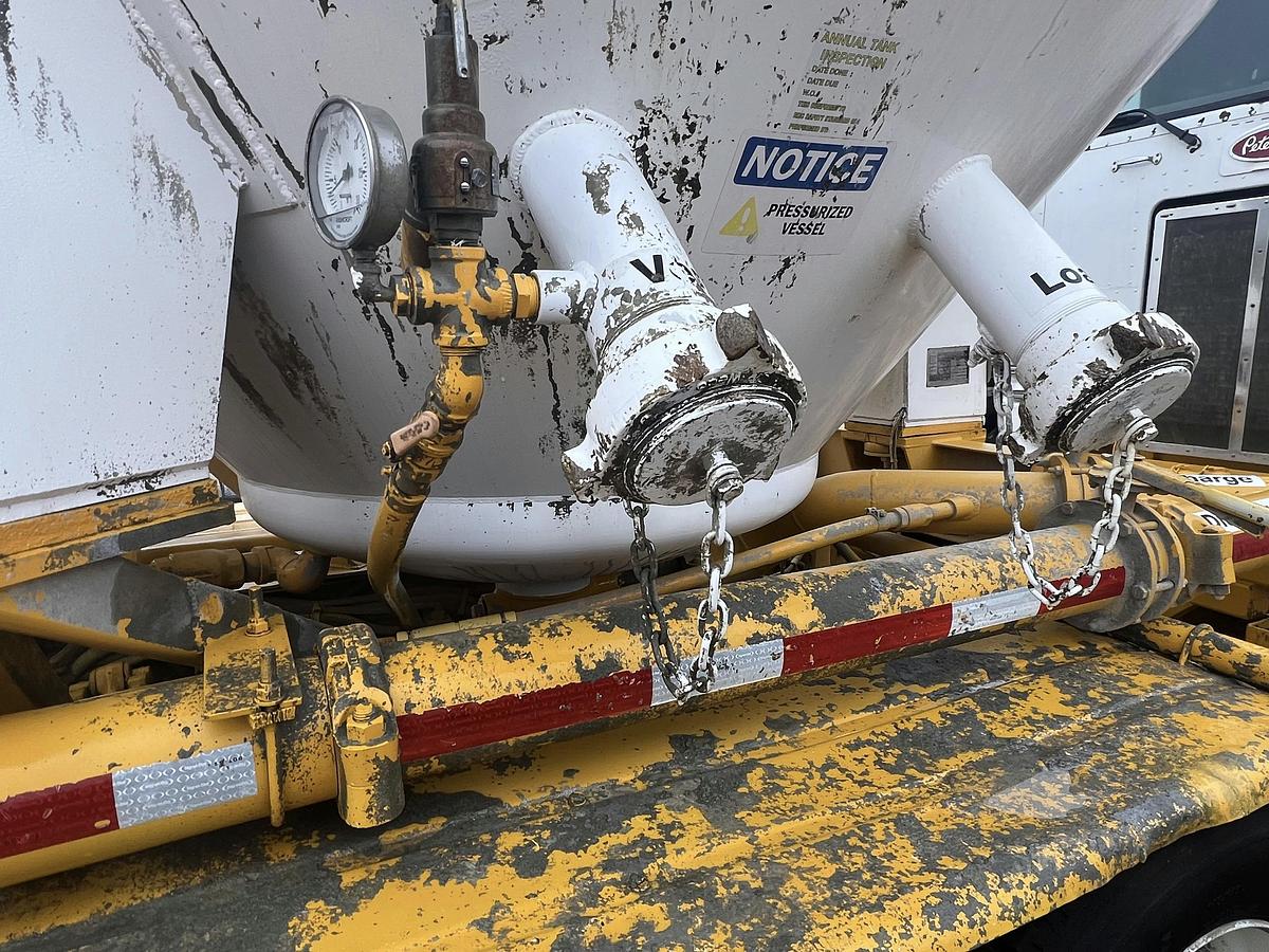 Used 2002 Peterbilt Bulk Truck