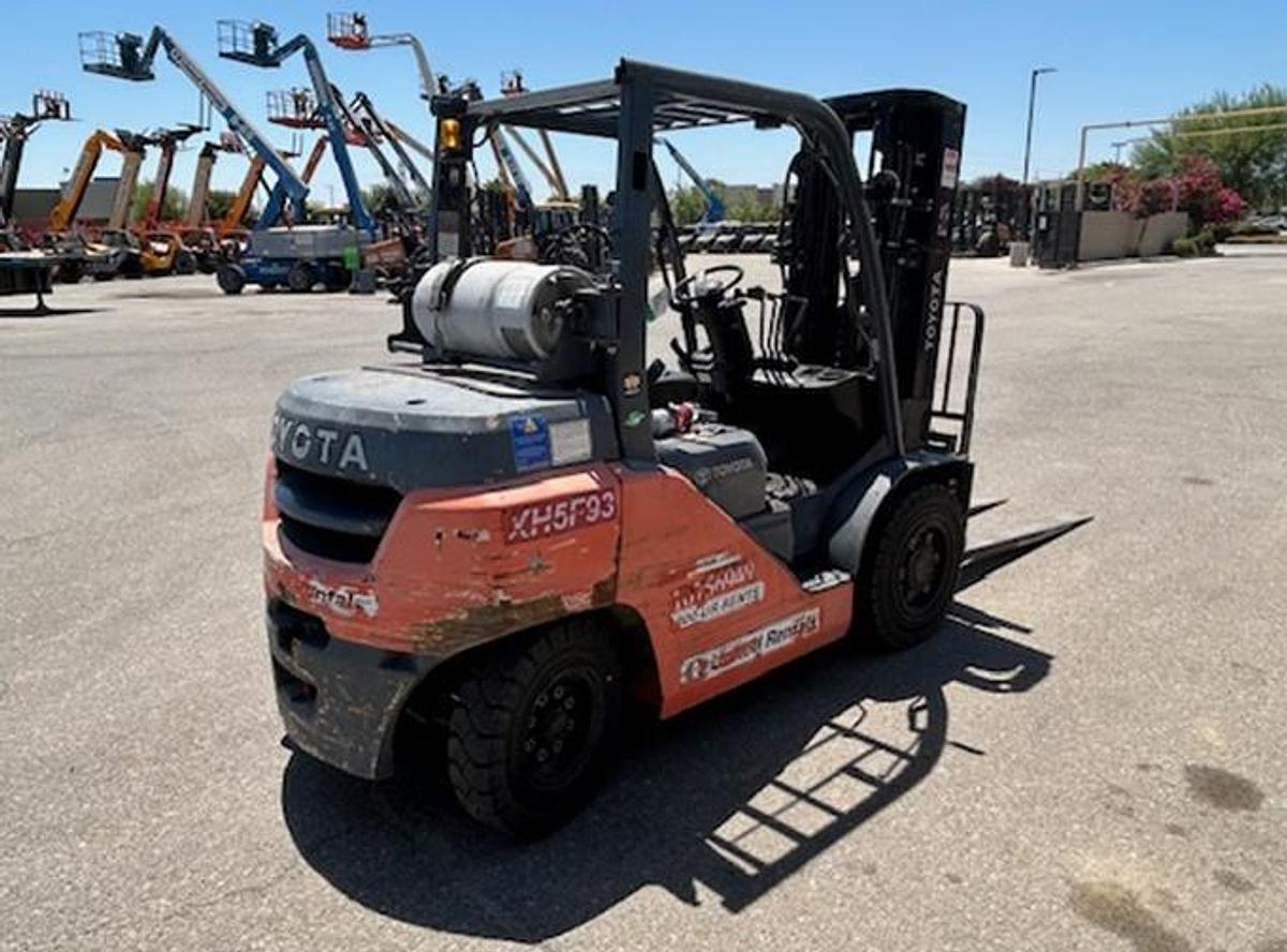 Used Toyota 8,000 Lbs warehouse forklift