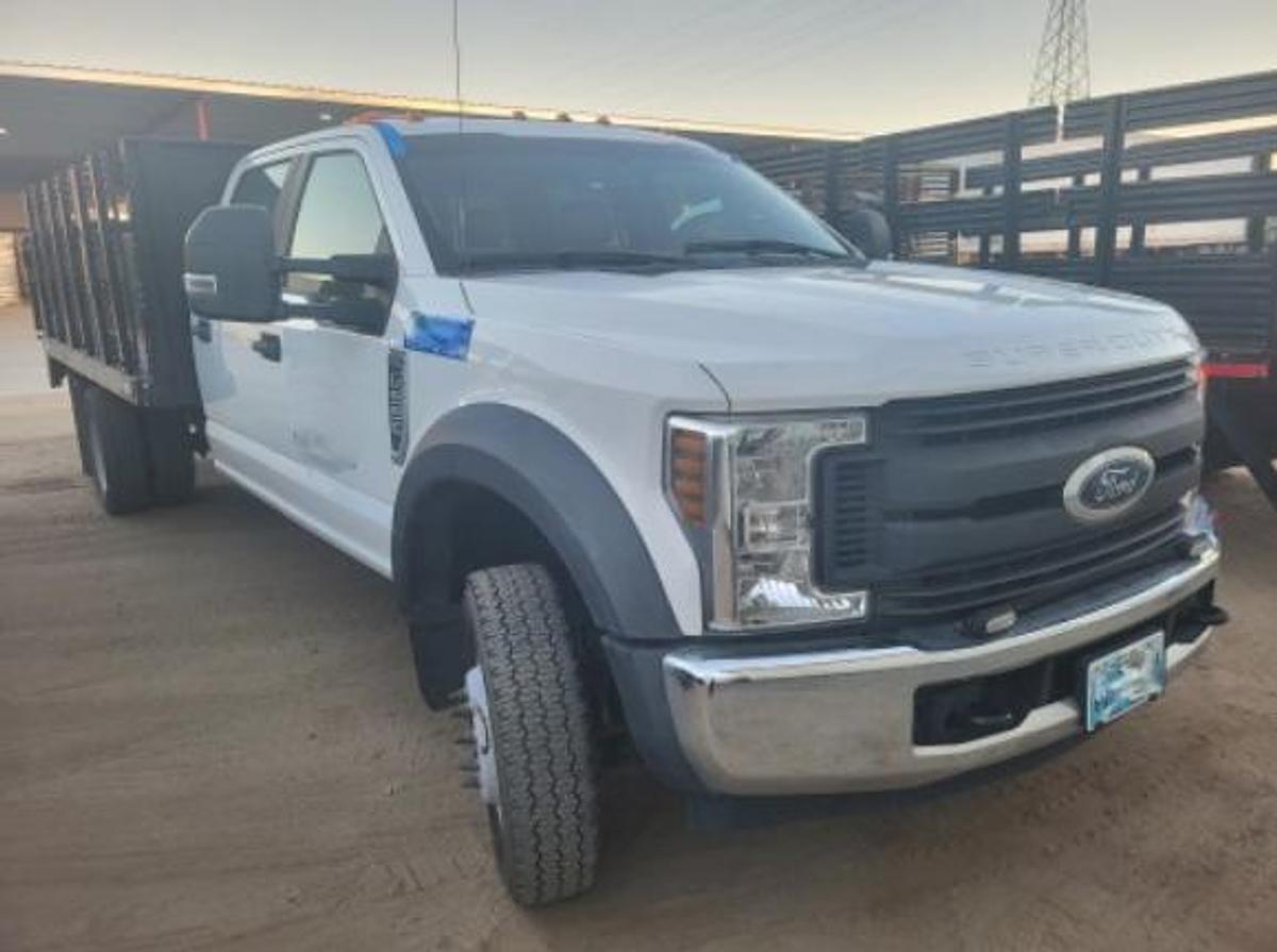 Used 2018 Ford F-550 Super Duty Crew Cab Stake Truck w/ Hydraulic Liftgate