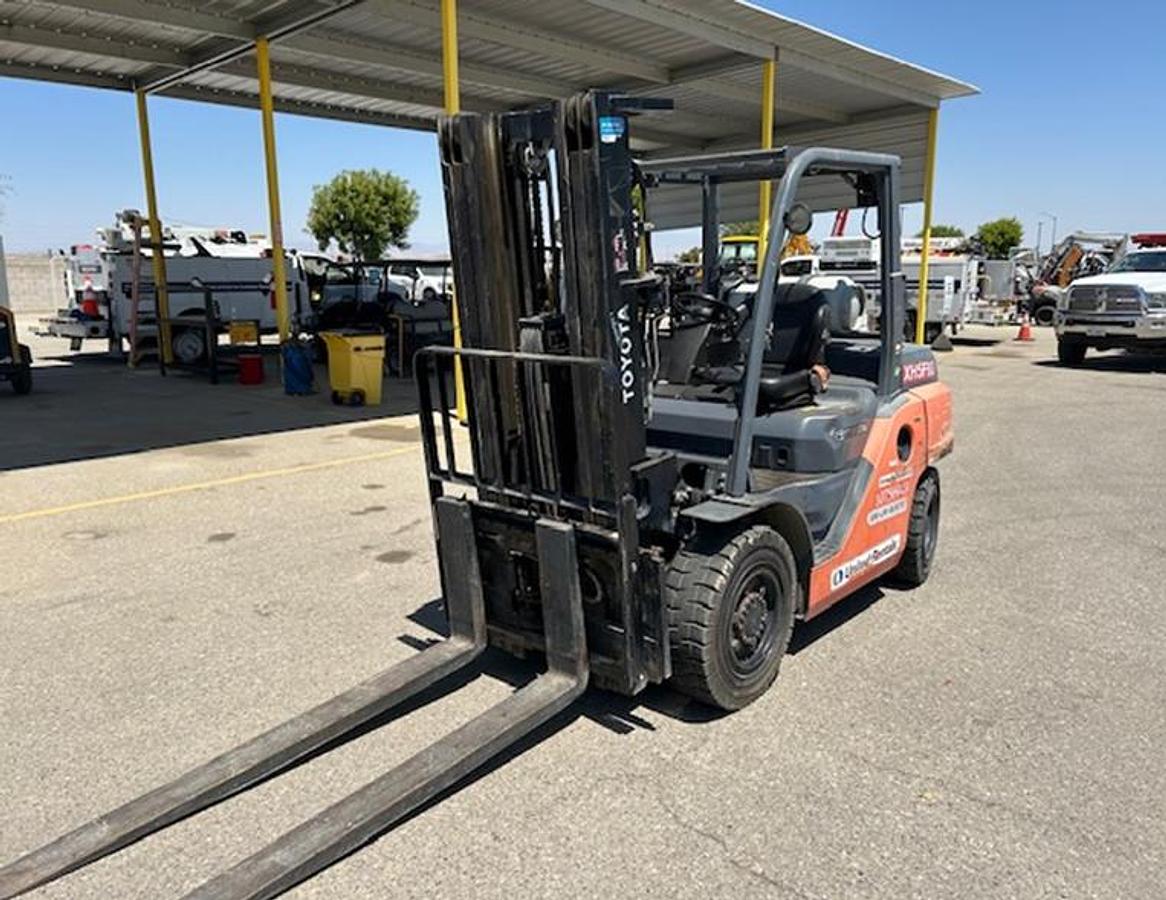 Used Toyota 8,000 Lbs warehouse forklift