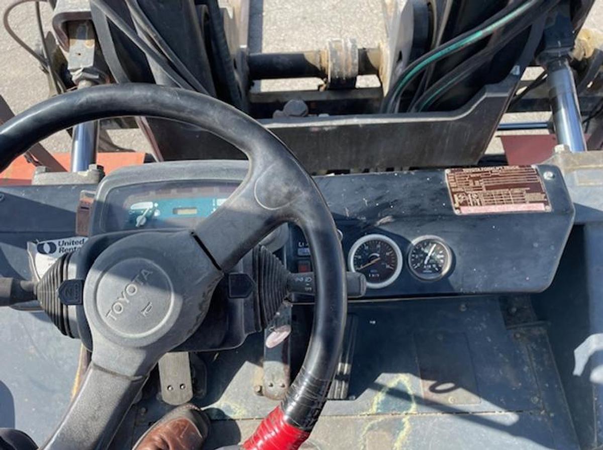 Used Toyota 35,000 Lb forklift