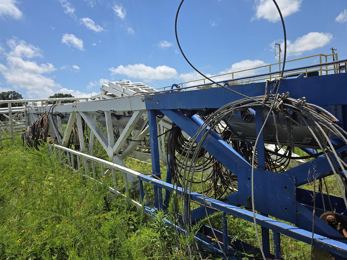Used Skytop Brewster N-46 900 HP Drilling Rig
