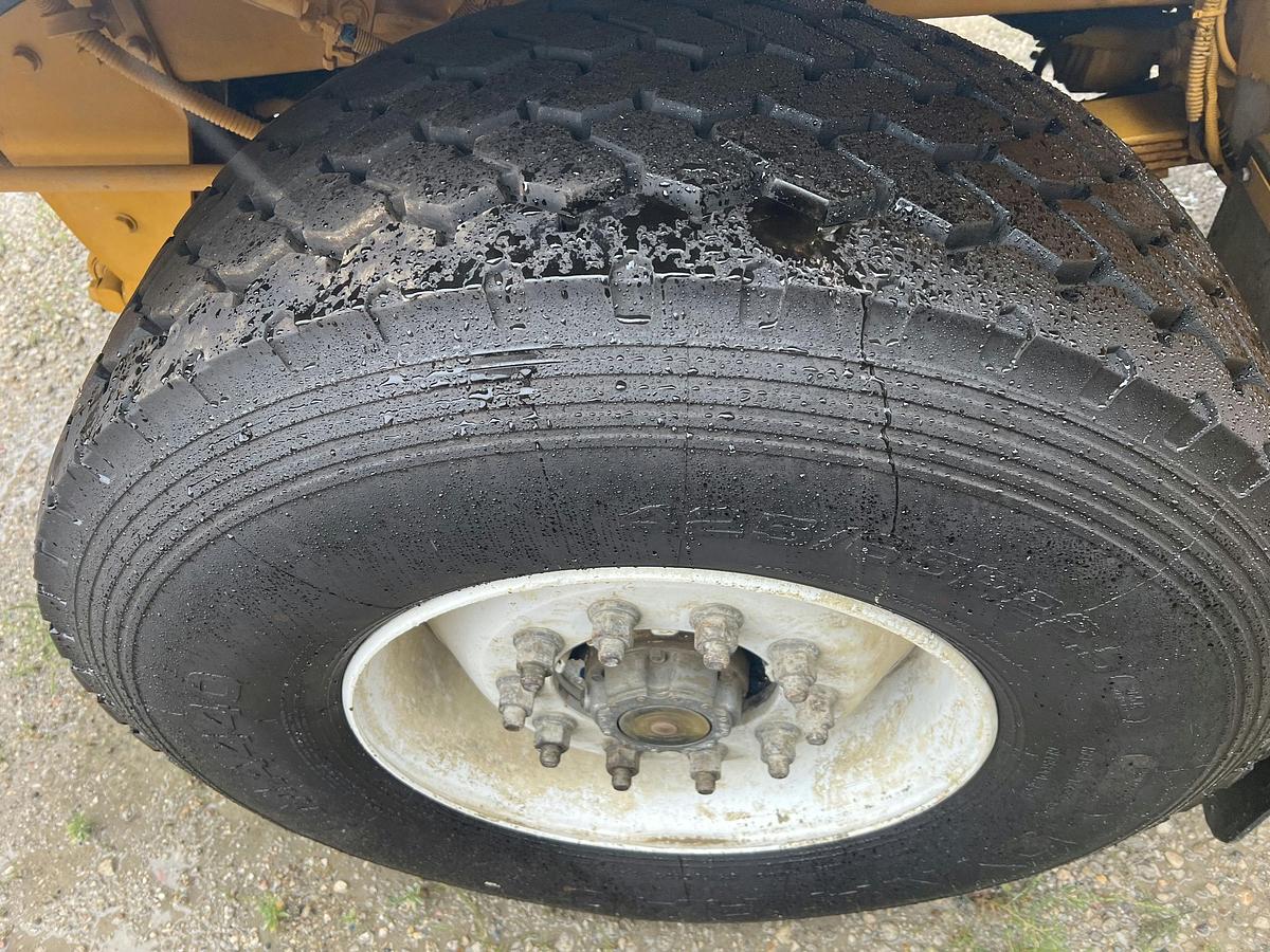 Used 2002 Peterbilt Bulk Truck