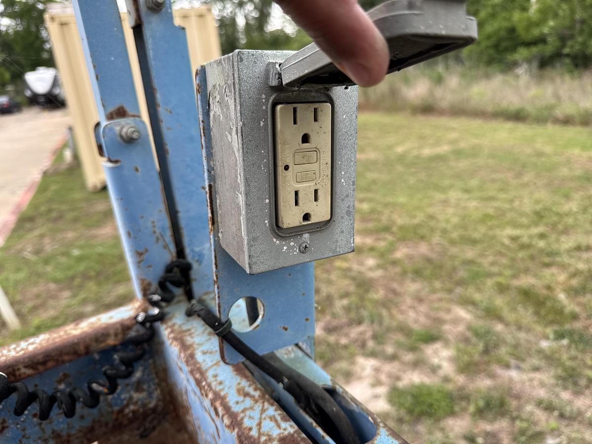 Used 2000 Genie Industries GS-3246