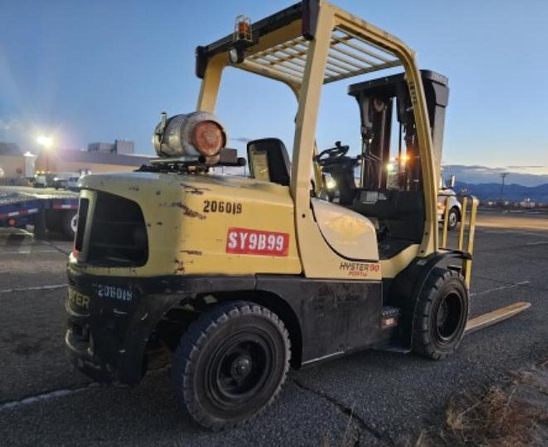 Used Hyster 9K warehouse forklift