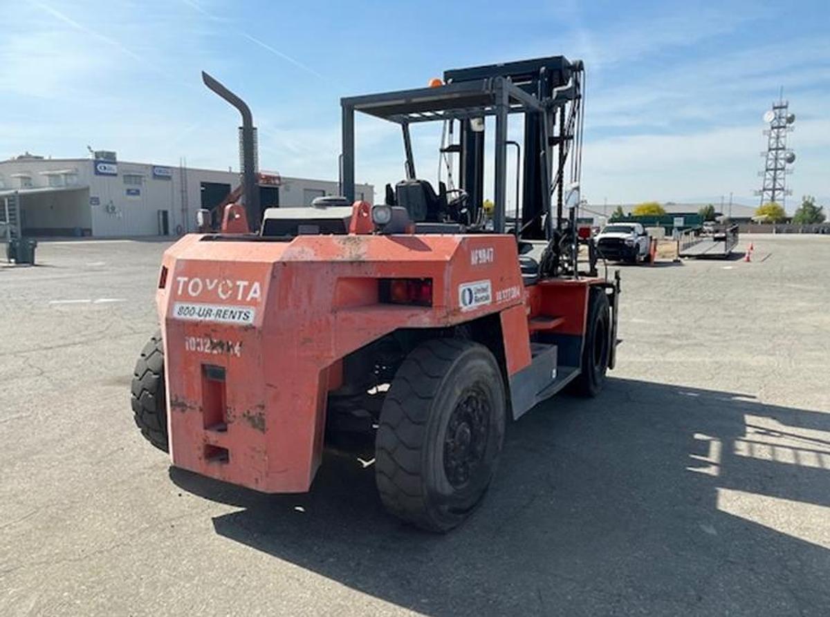 Used Toyota 35,000 Lb forklift