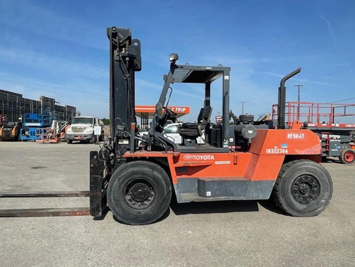 Used Toyota 35,000 Lb forklift