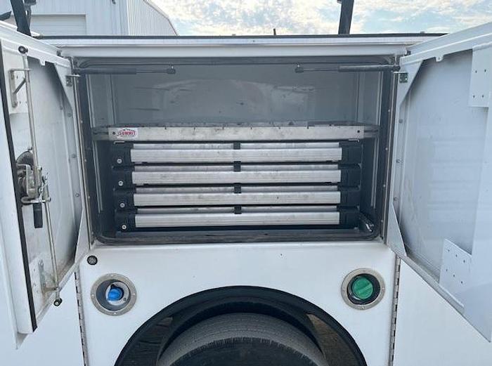 Used Ford F-550 service truck