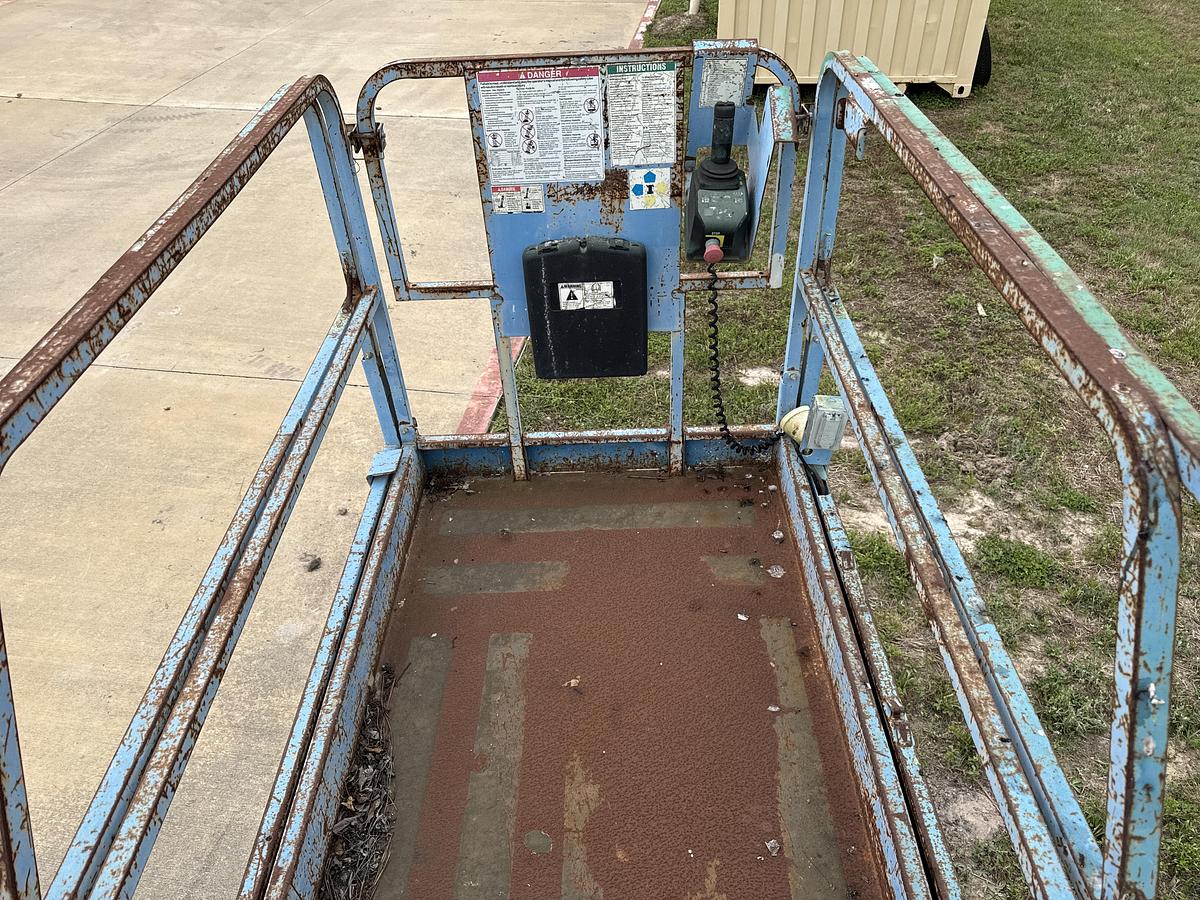 Used 2000 Genie Industries GS-3246