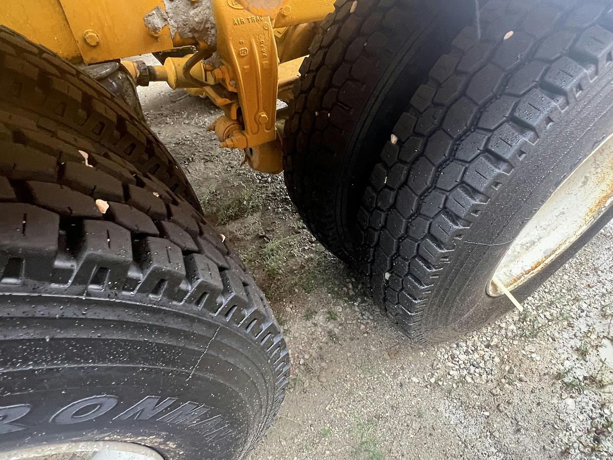 Used 2002 Peterbilt Bulk Truck