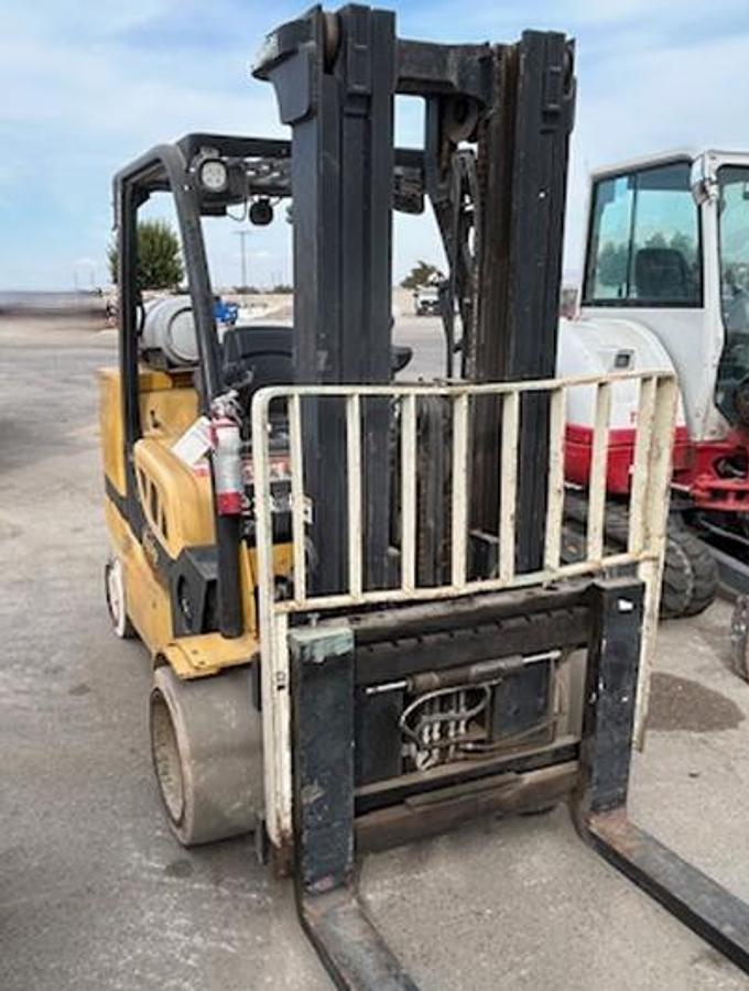 Used Toyota 8,000 Lbs warehouse forklift