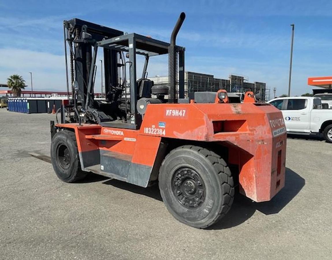 Used Toyota 35,000 Lb forklift