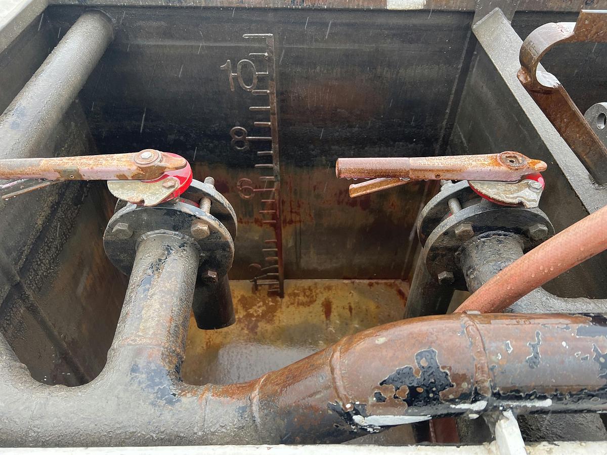 Used 2014 Peterbilt Bodyload Cement Double Pumper