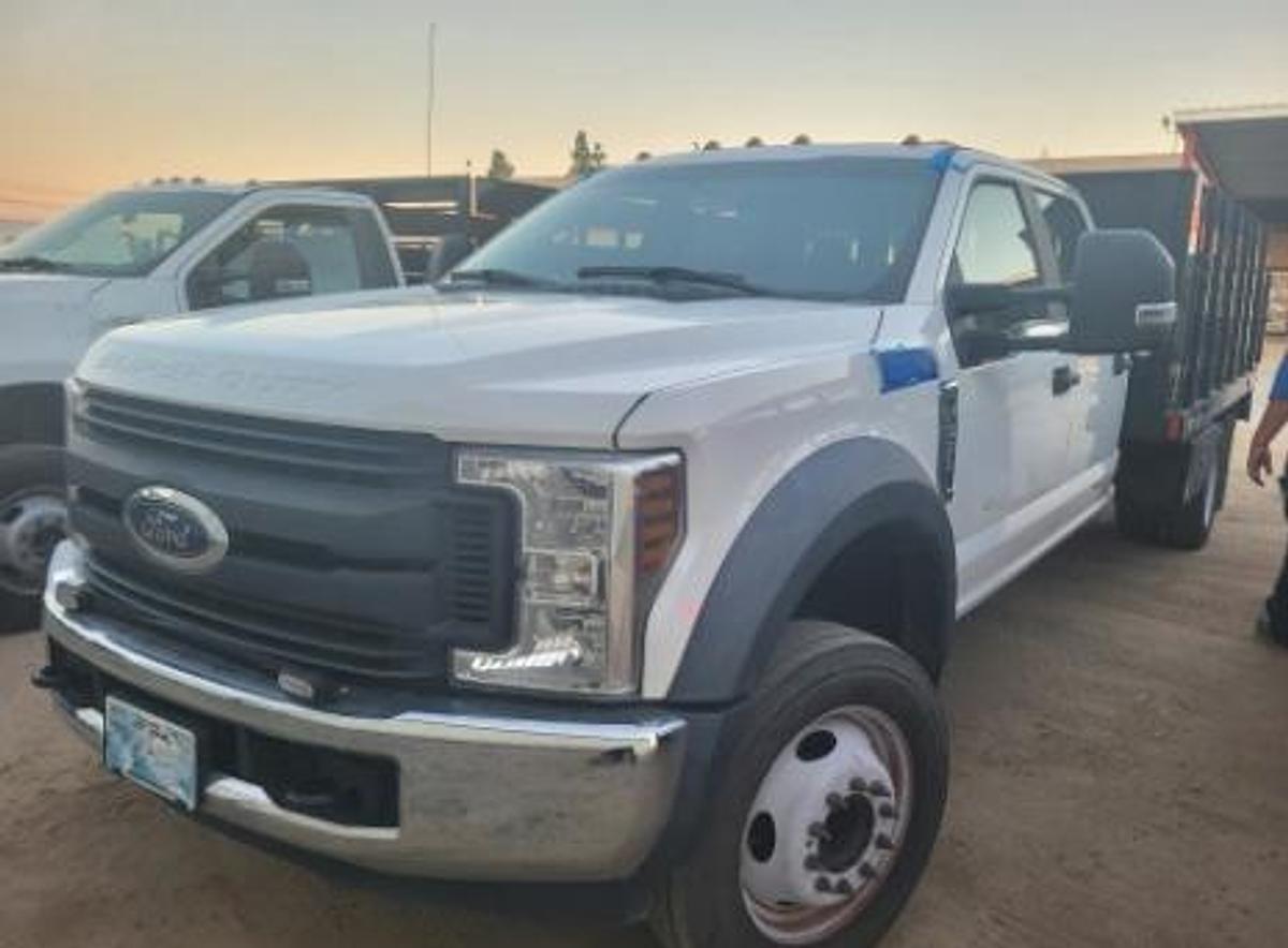 Used 2018 Ford F-550 Super Duty Crew Cab Stake Truck w/ Hydraulic Liftgate