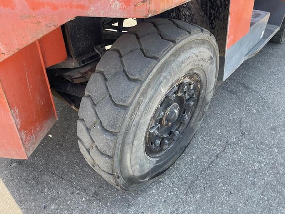 Used Toyota 35,000 Lb forklift