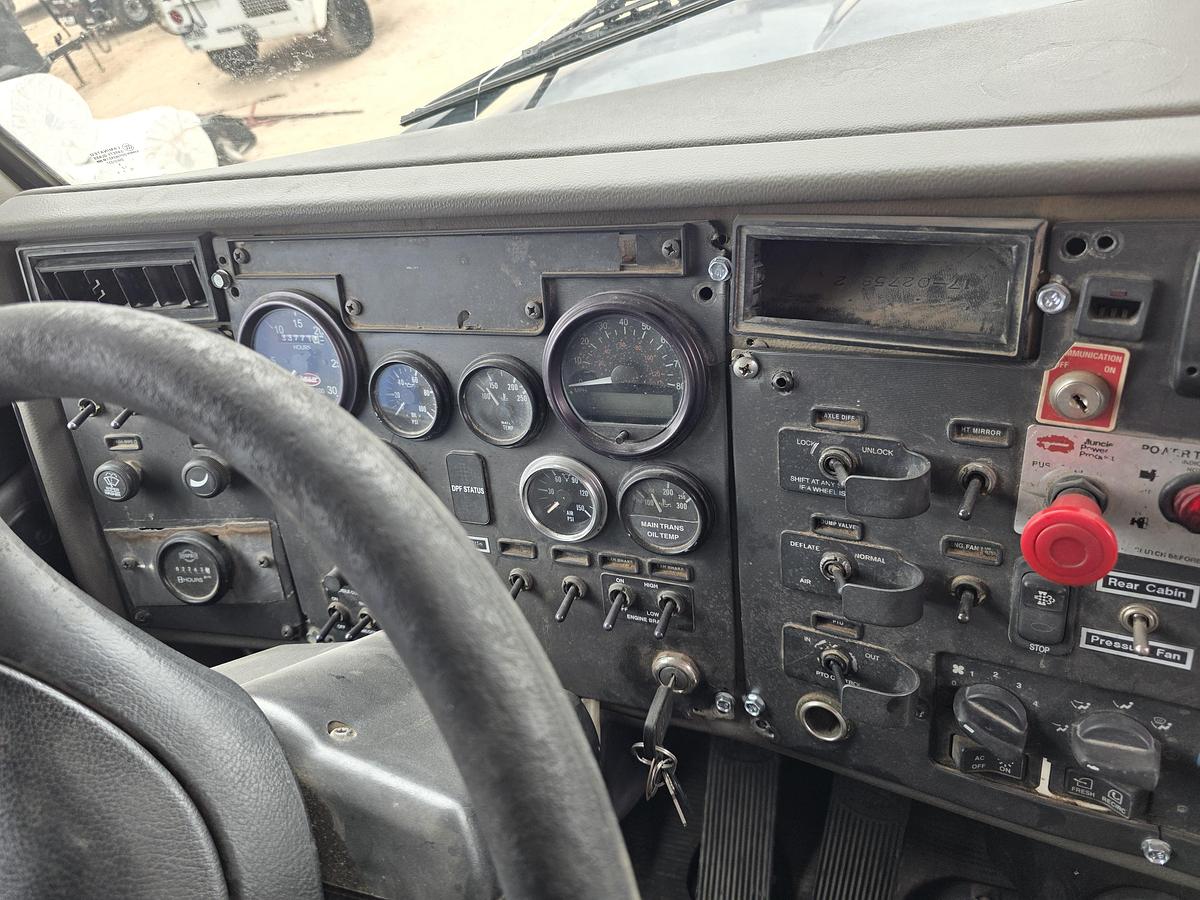 Used 2010 Peterbilt 340 Wireline Truck