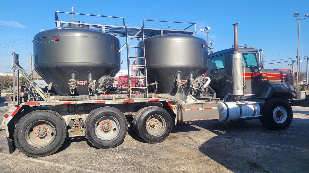 Used 2004 International Paystary Bulk Truck