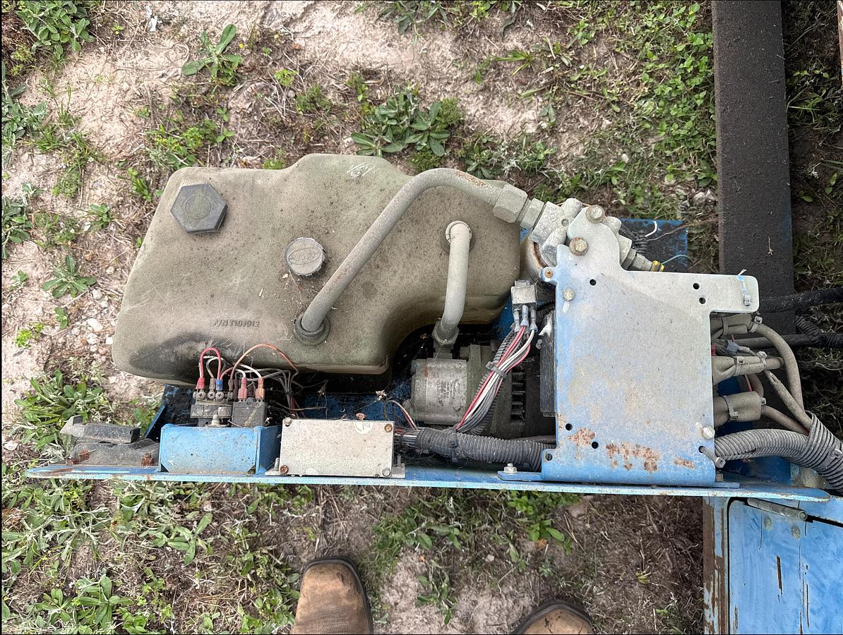 Used 2000 Genie Industries GS-3246