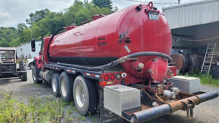Used 2011 VOLVO Water Truck