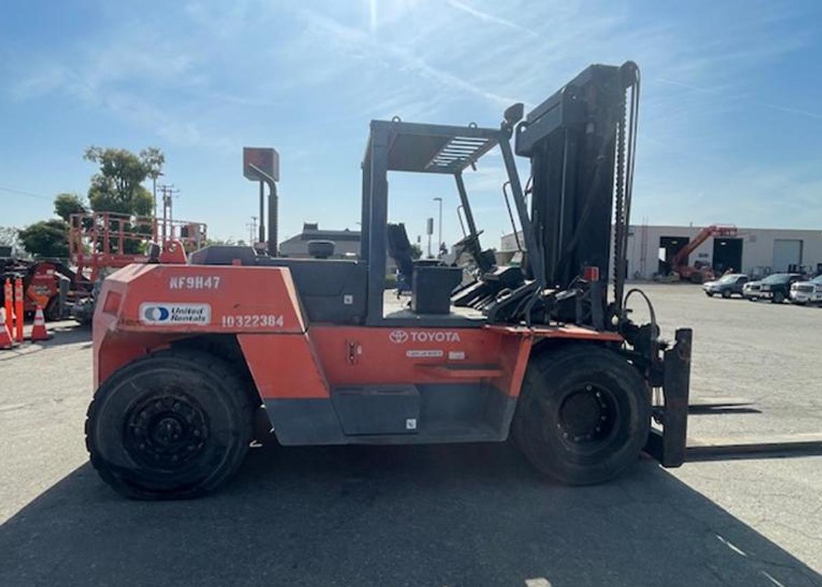 Used Toyota 35,000 Lb forklift