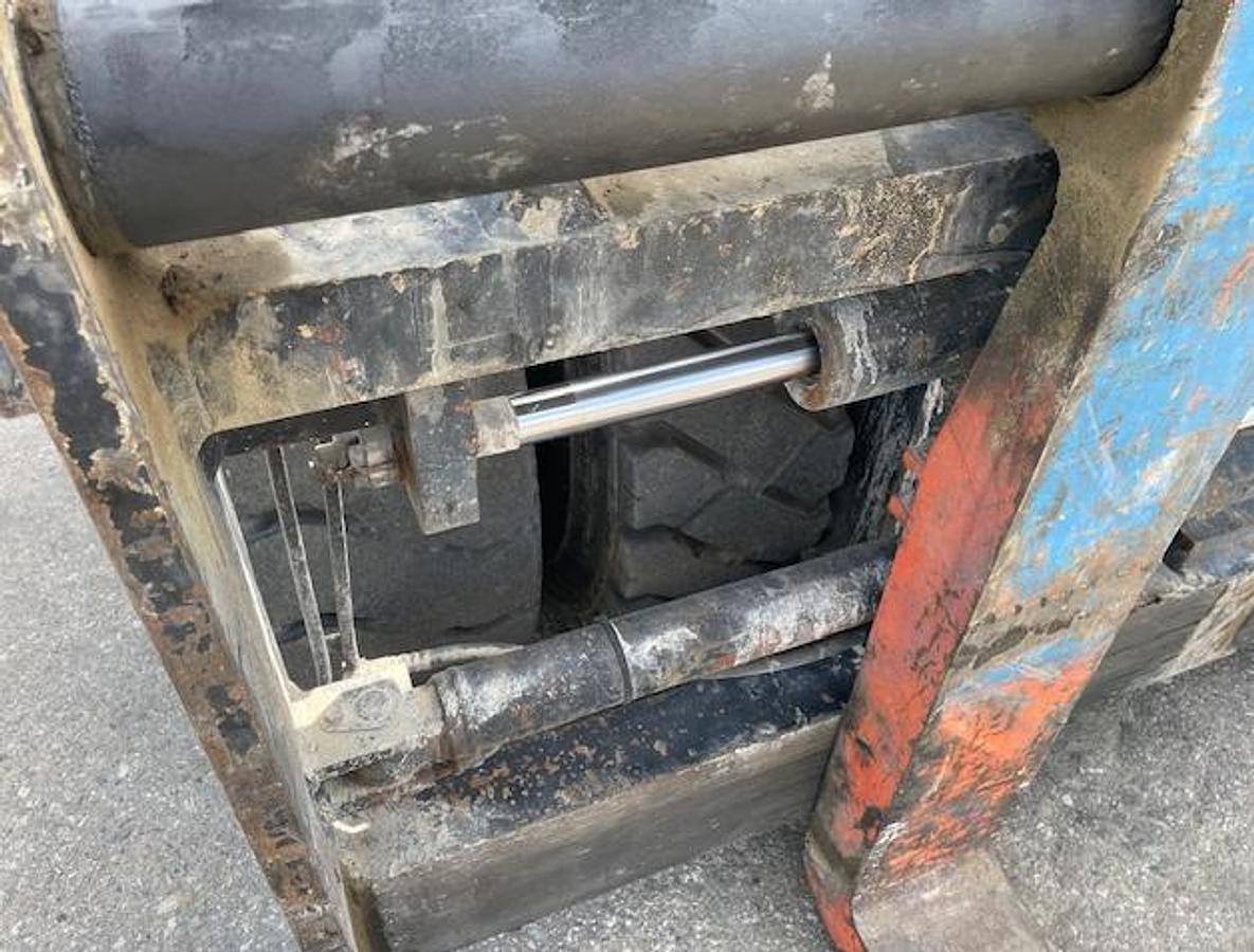 Used Toyota 35,000 Lb forklift