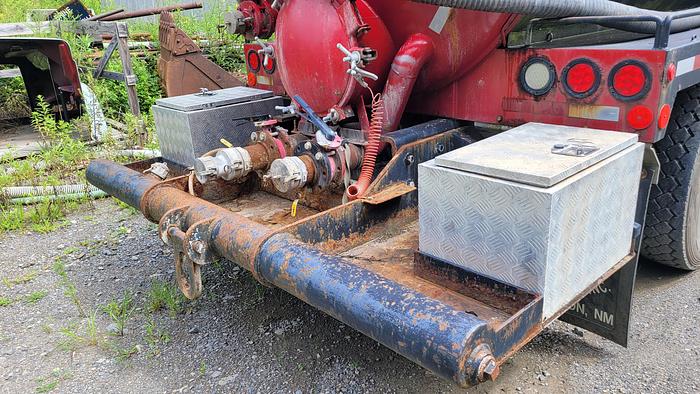 Used 2011 VOLVO Water Truck