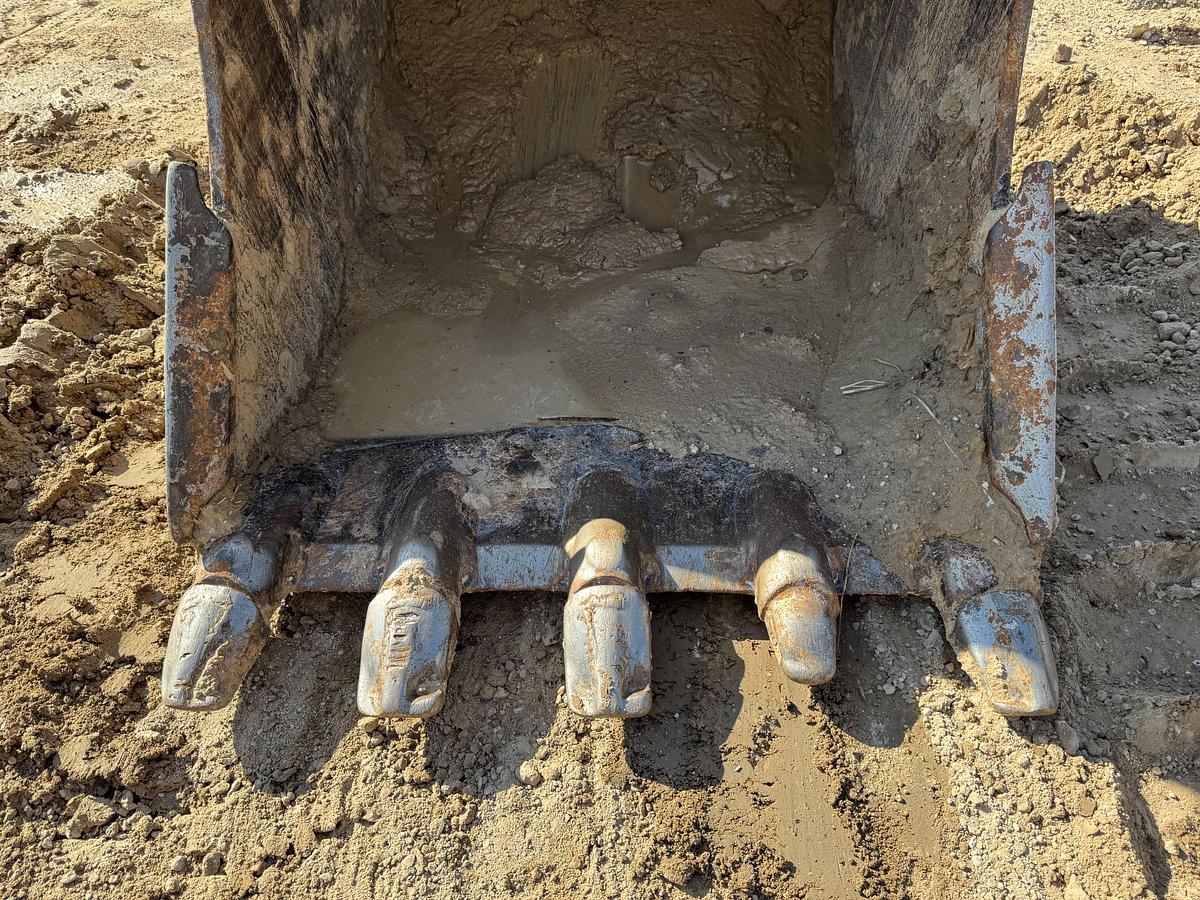 Used 2022 KOMATSU PC138-11