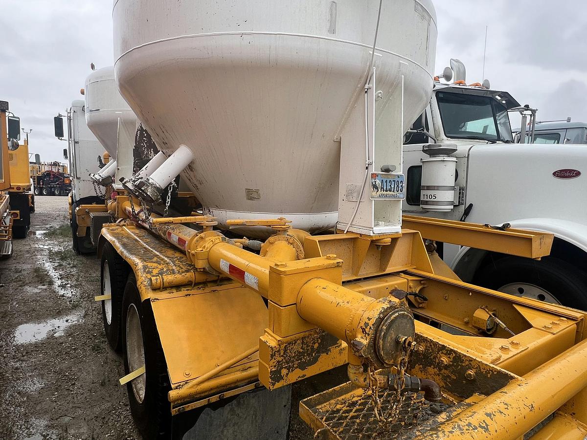 Used 2002 Peterbilt Bulk Truck