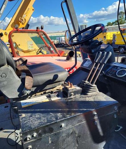 Used Toyota 35,000 Lb forklift