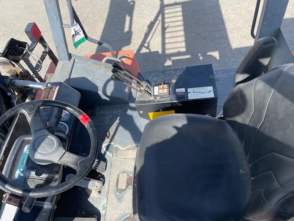 Used Toyota 35,000 Lb forklift