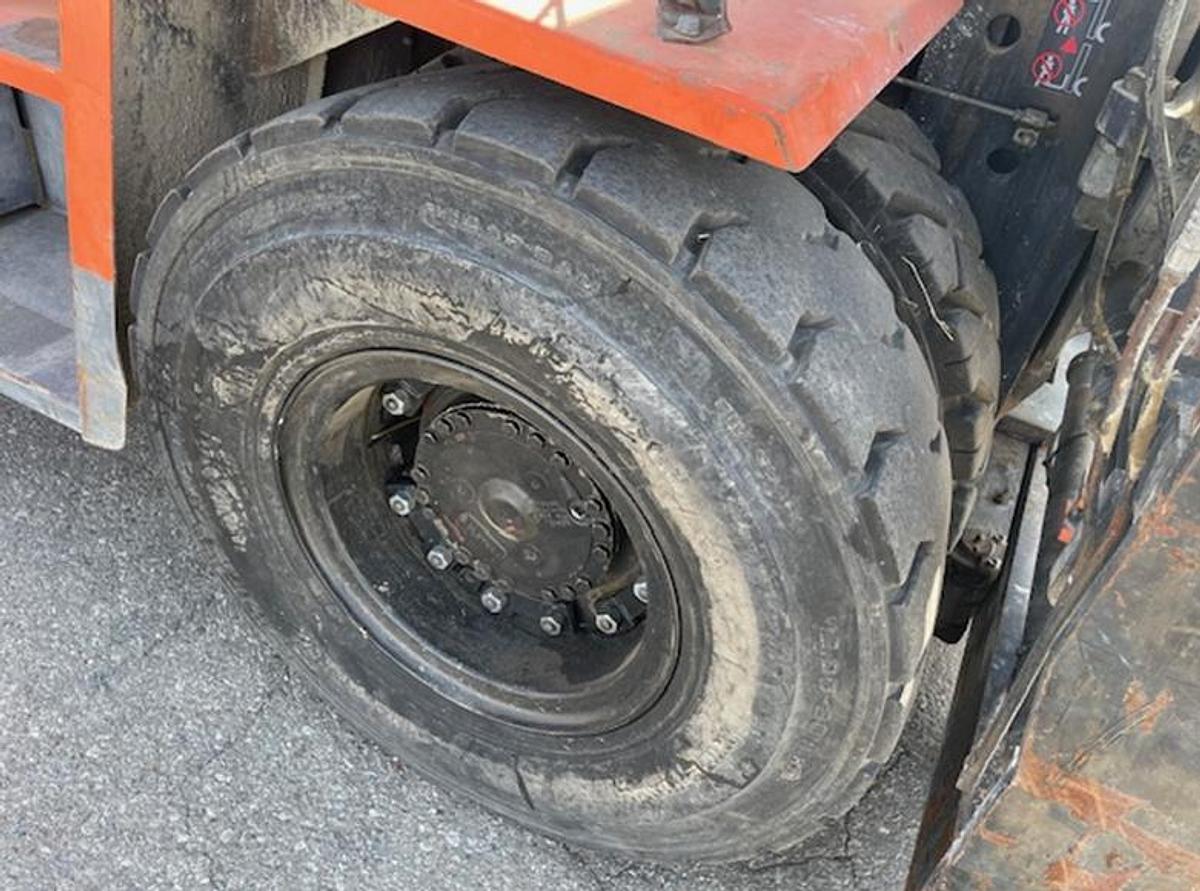 Used Toyota 35,000 Lb forklift