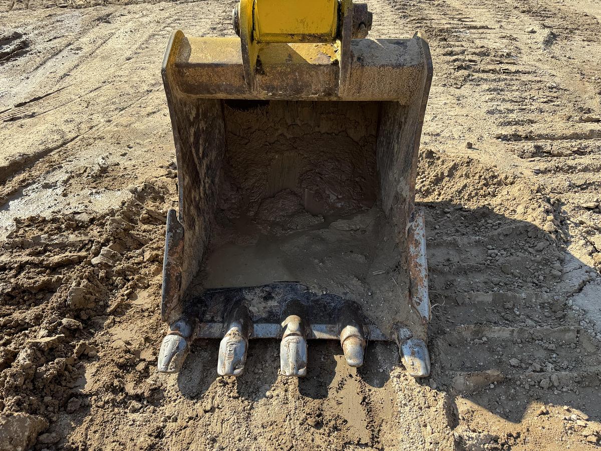 Used 2022 KOMATSU PC138-11