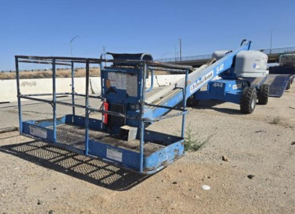 Used Genie S-40 Telescopic boom