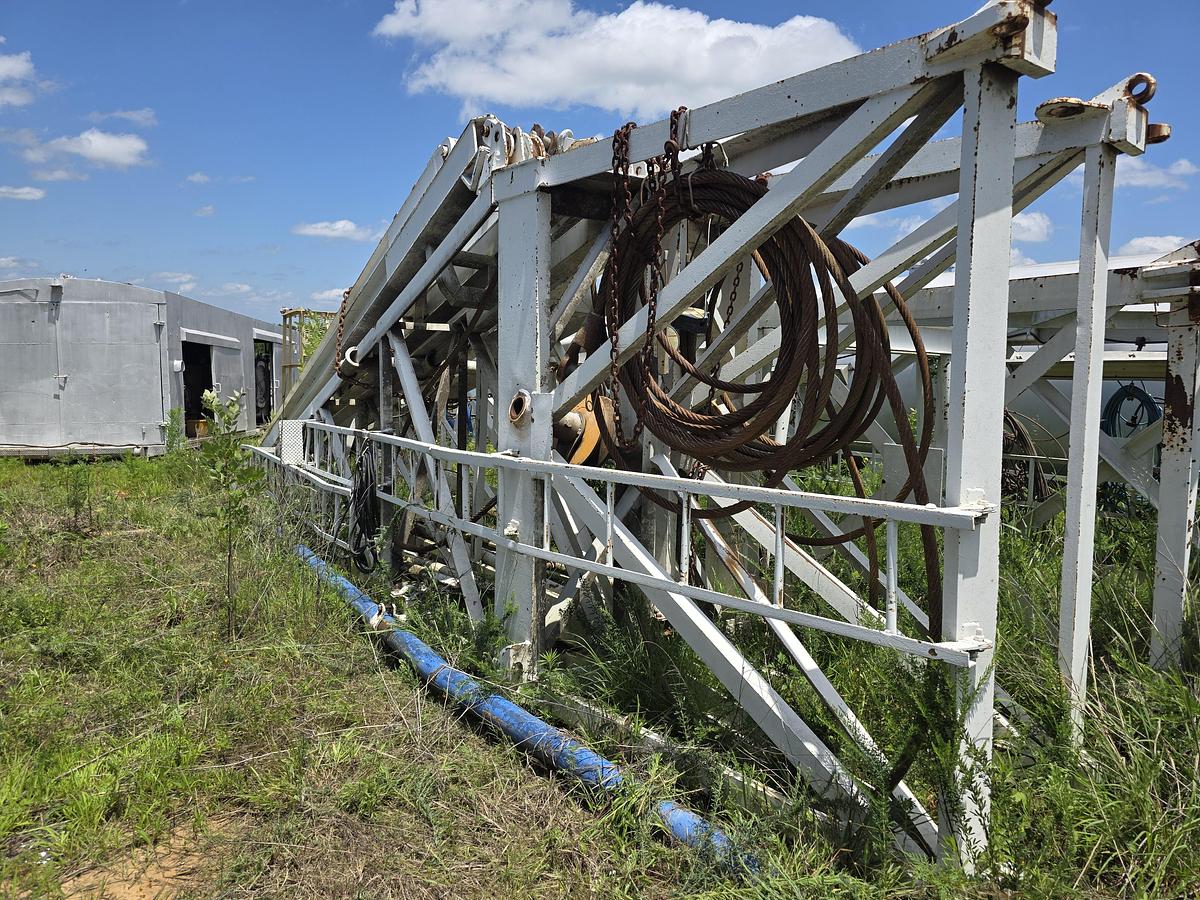Used Skytop Brewster N-46 900 HP Drilling Rig