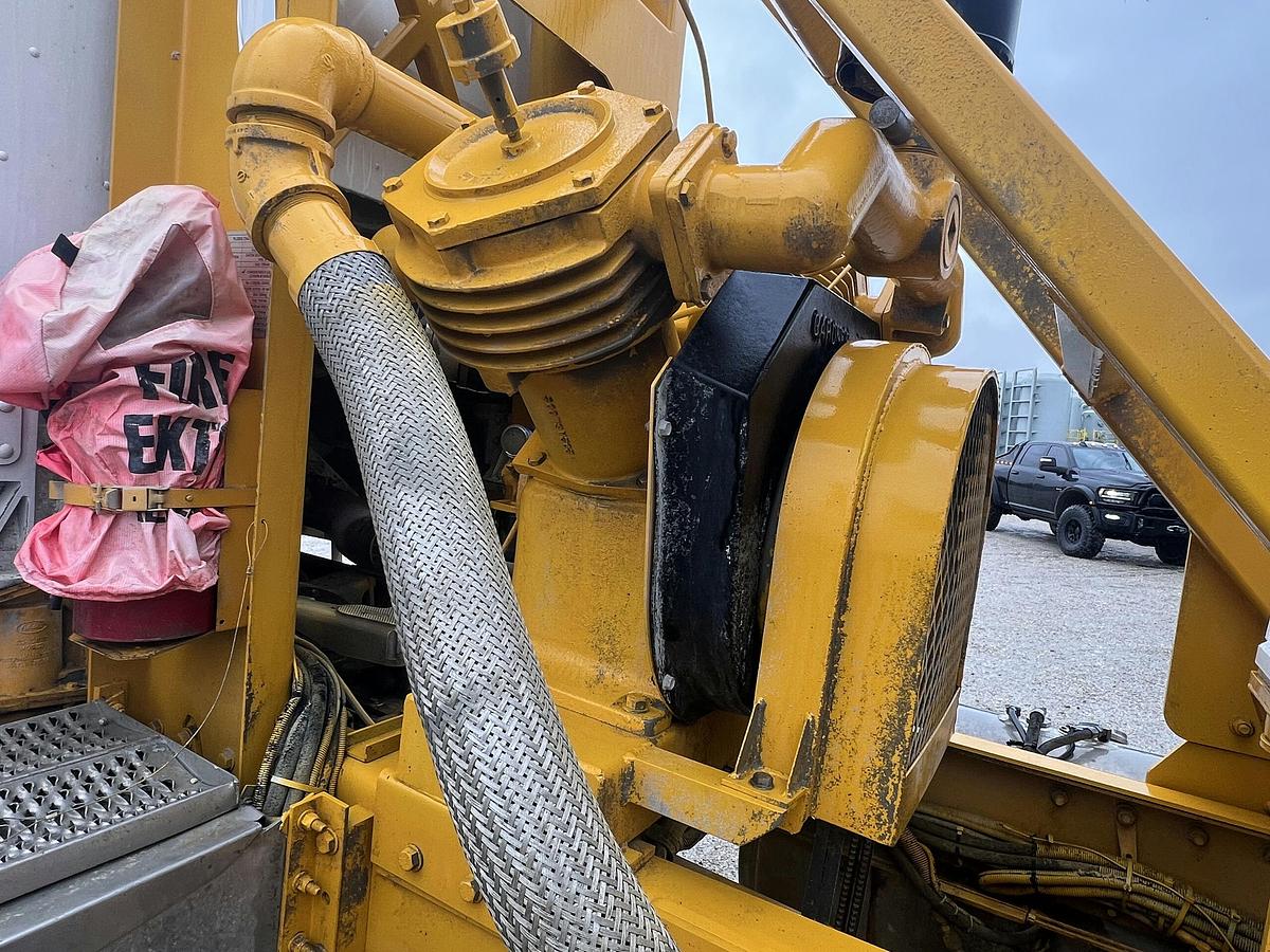 Used 2002 Peterbilt Bulk Truck