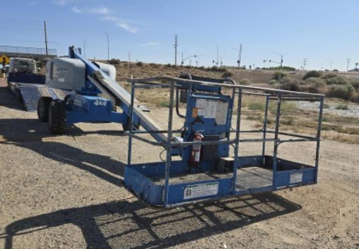 Used Genie S-40 Telescopic boom