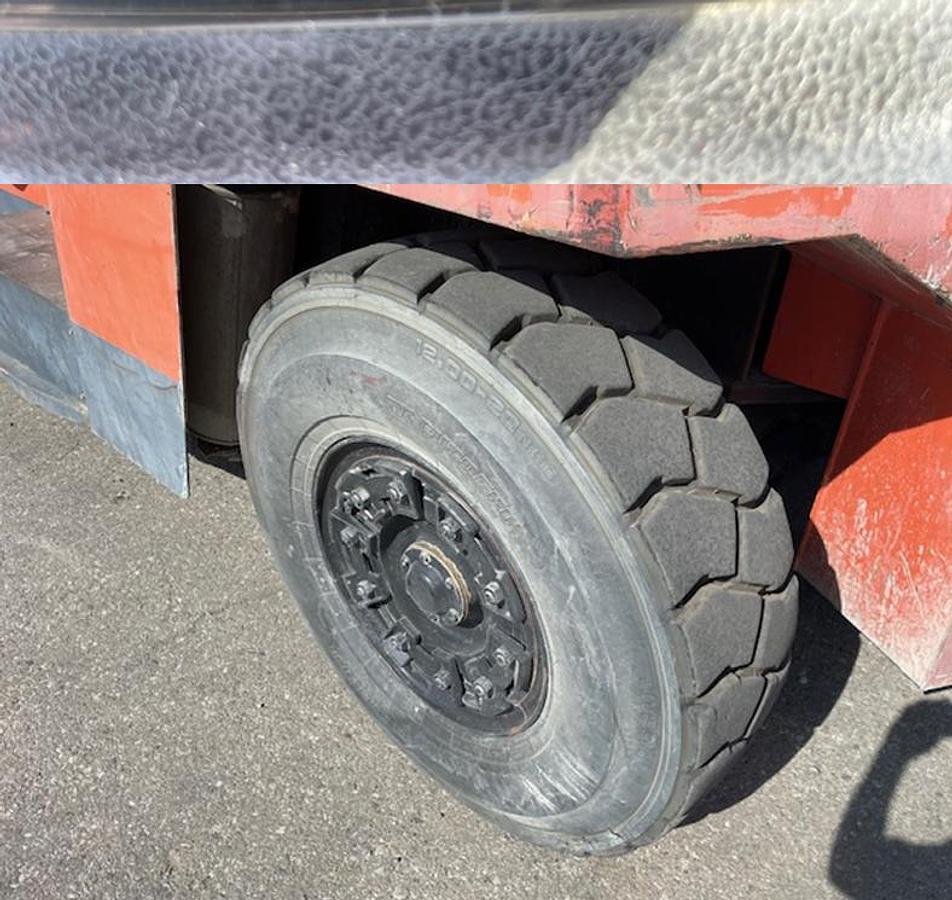 Used Toyota 35,000 Lb forklift