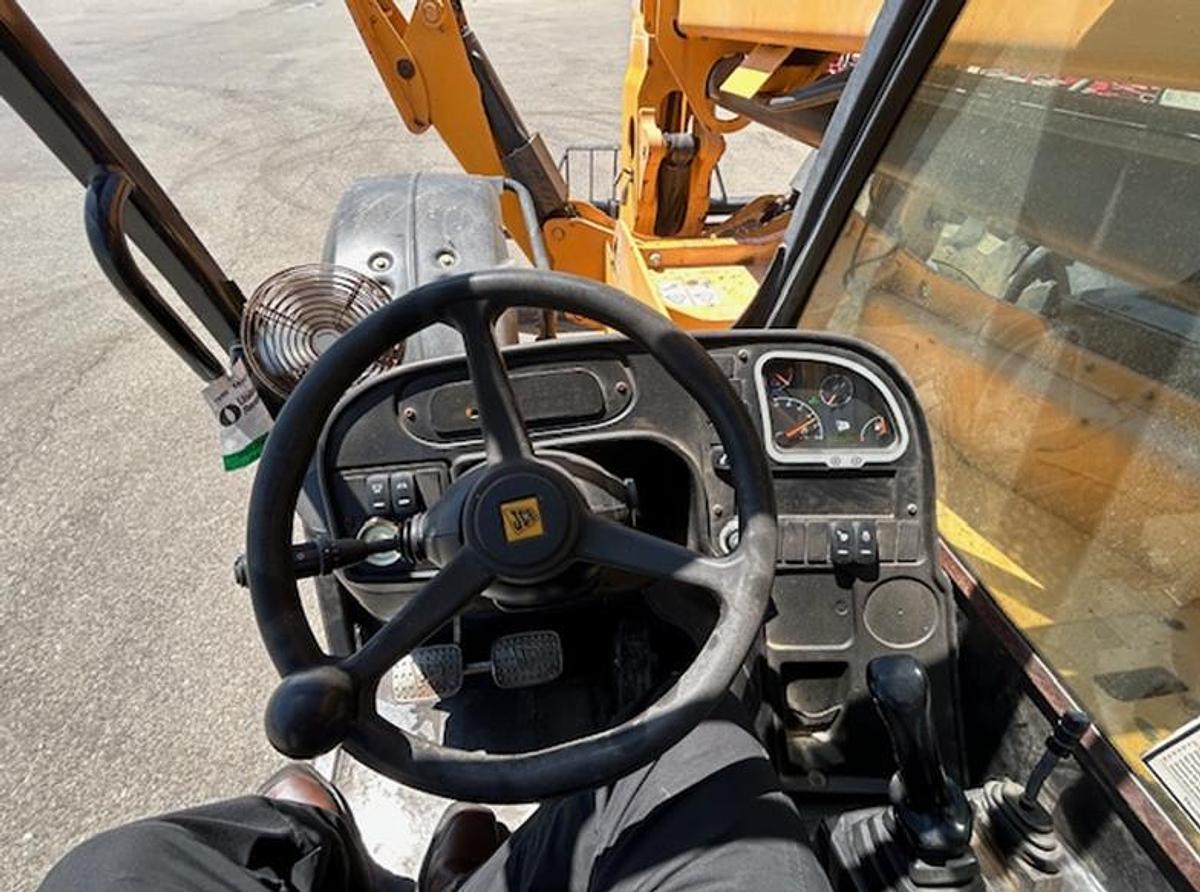 Used Reach lift 10,000 Lbs