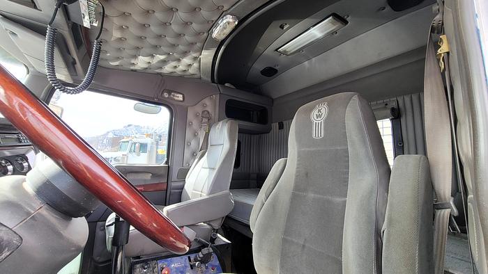 Used 2005 Kenworth T800B Winch Truck