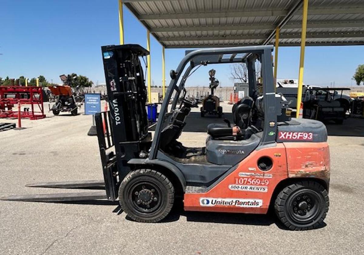 Used Toyota 8,000 Lbs warehouse forklift