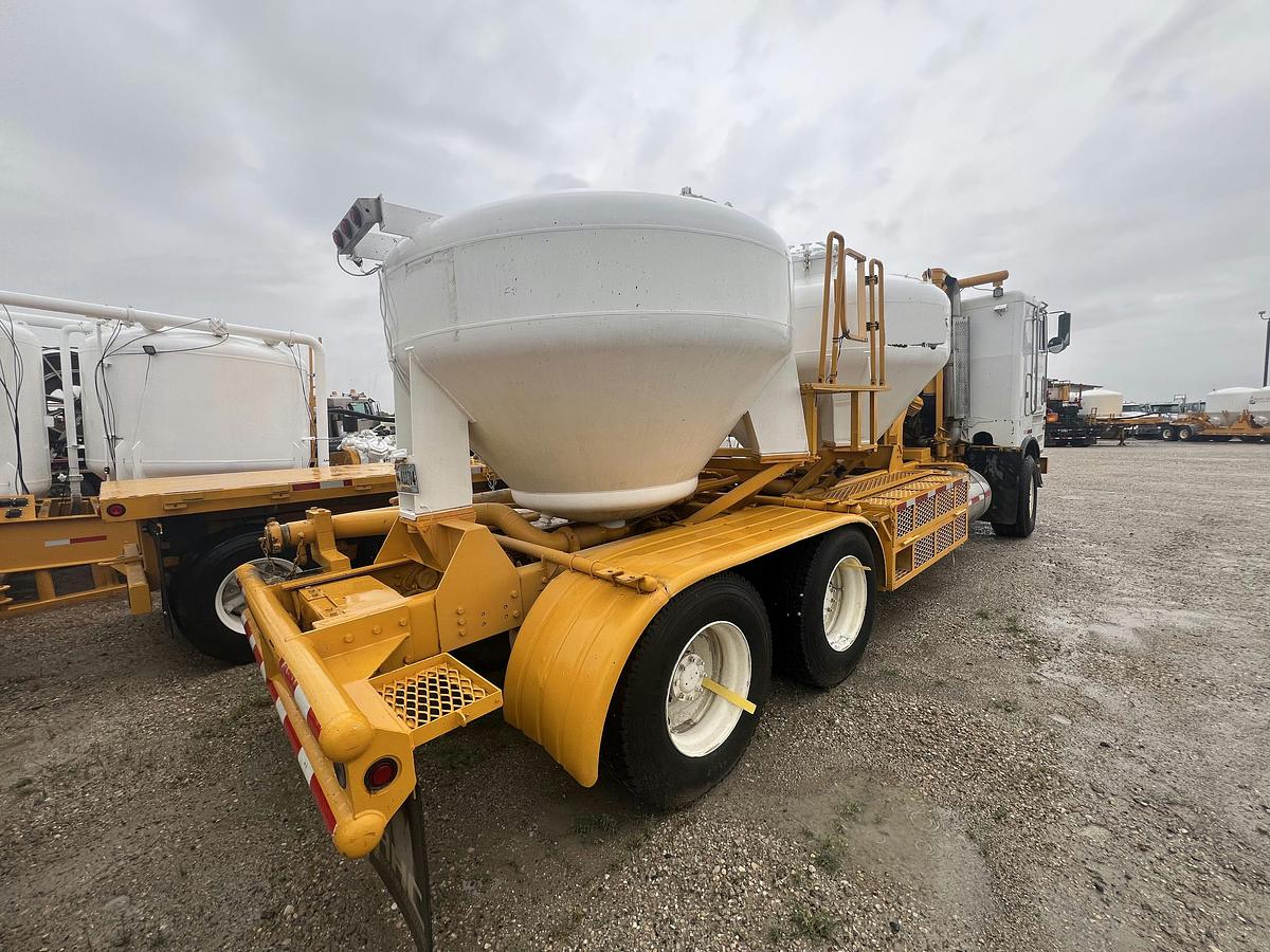 Used 2002 Peterbilt Bulk Truck