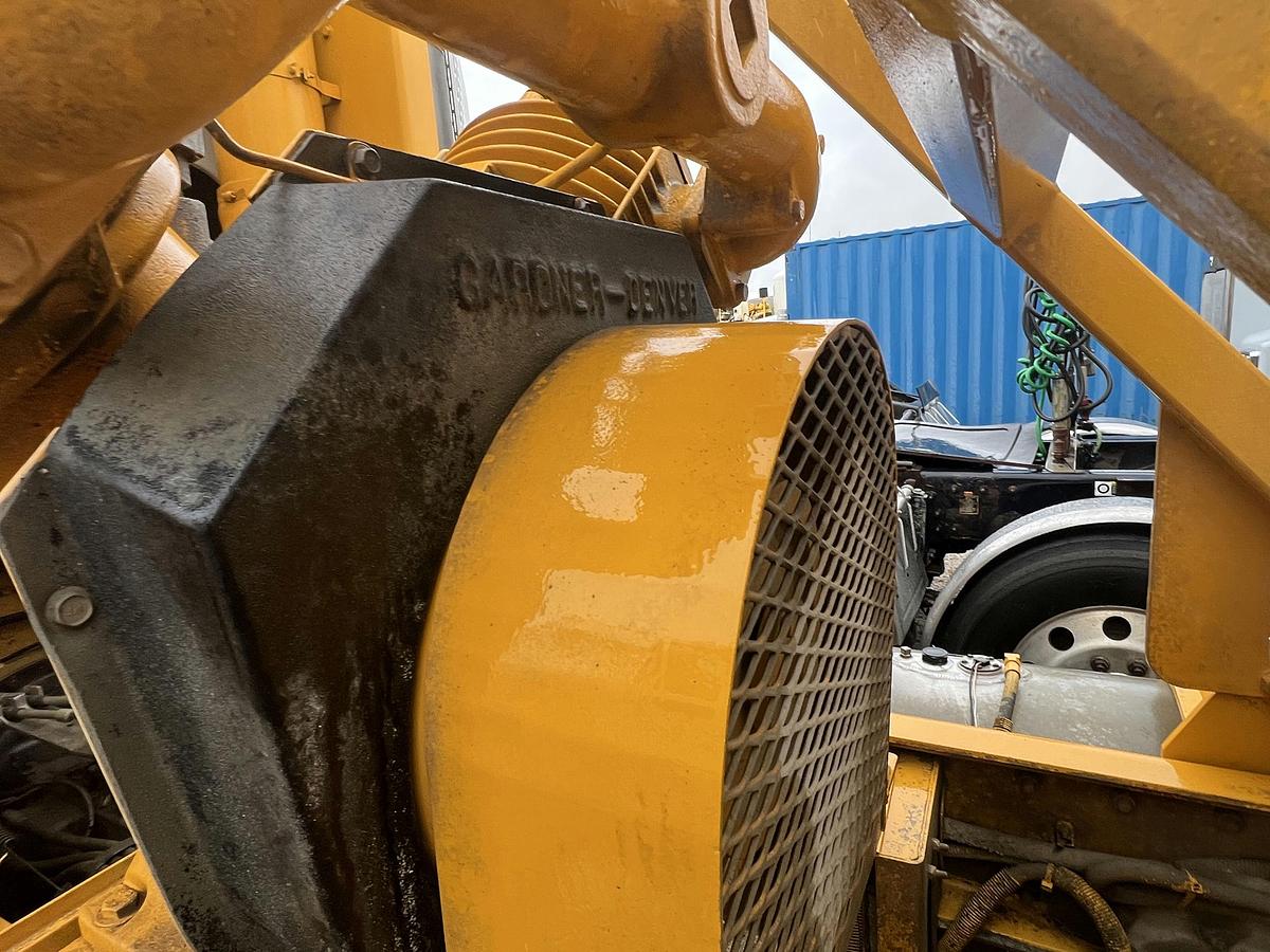 Used 2002 Peterbilt Bulk Truck