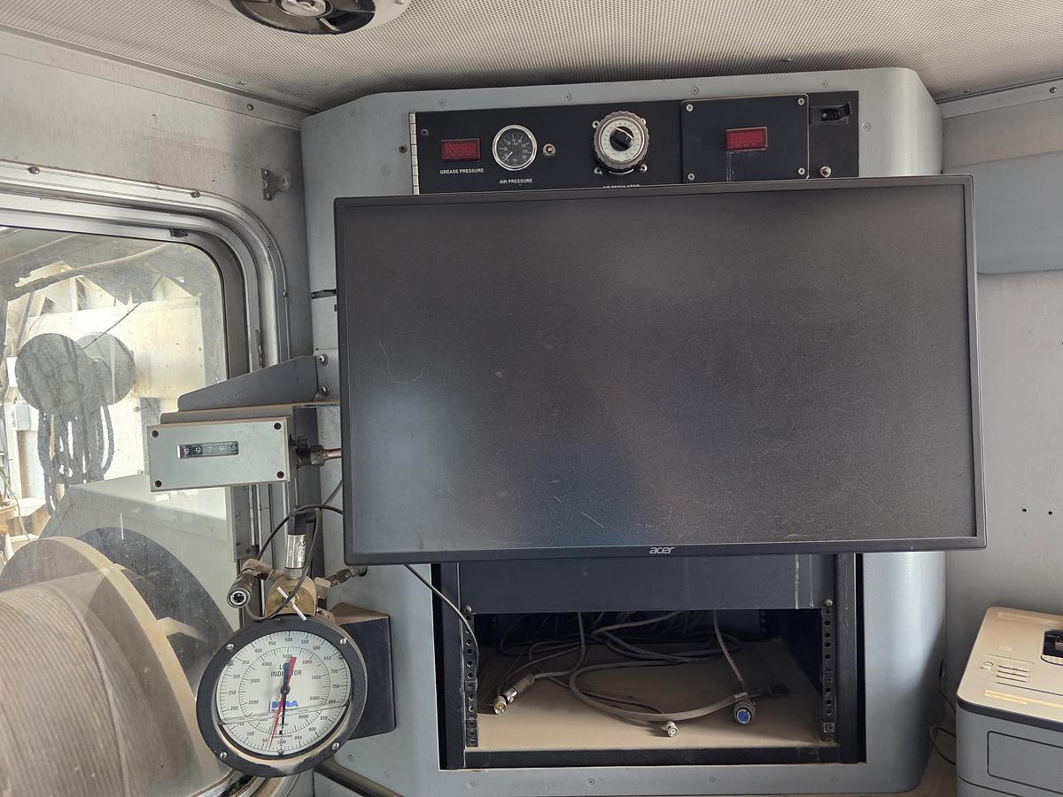 Used 2010 Peterbilt 340 Wireline Truck
